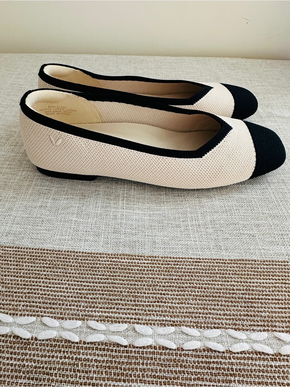 VIVAIA Women's Two-Tone Black and Cream Knit Ballet Flats - Picture 5 of 10